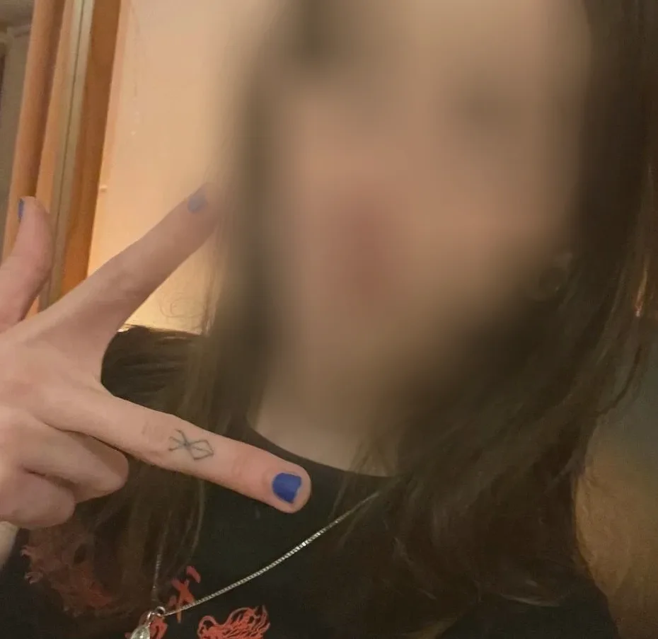 Mia, 21