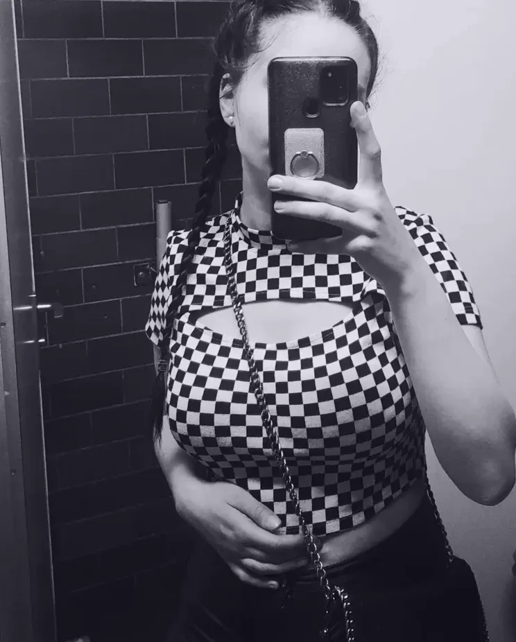 Mia, 24